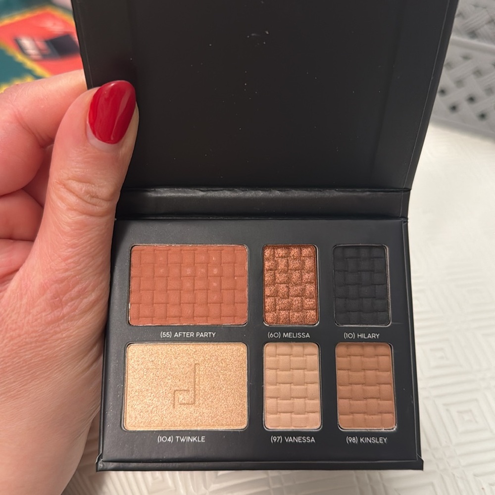 Doucce eyeshadow, blush and highlighter palette. Brand new.